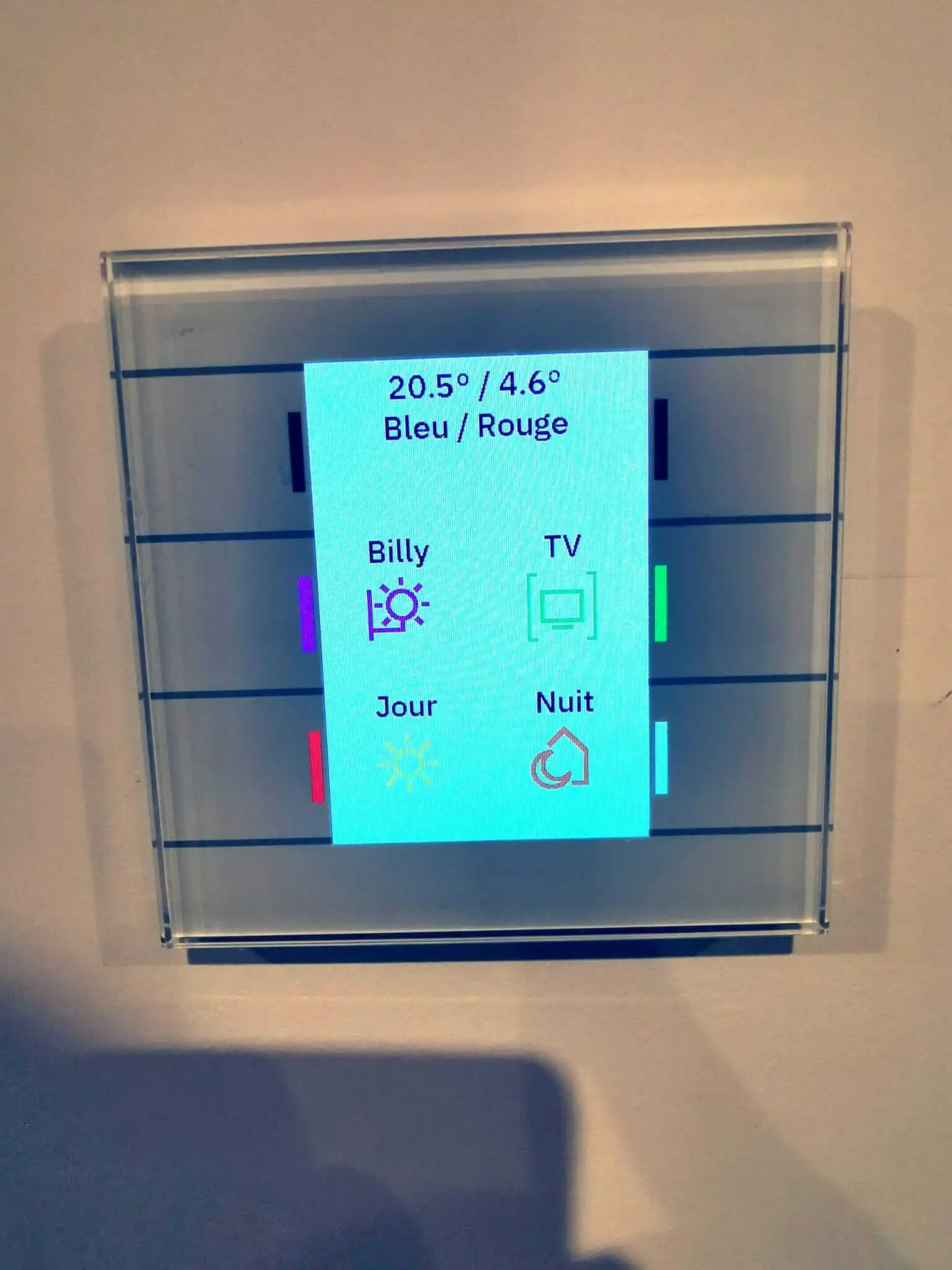 Exemple d'un interrupteur domotique KNX permettant d'afficher la couleur tempo du jour