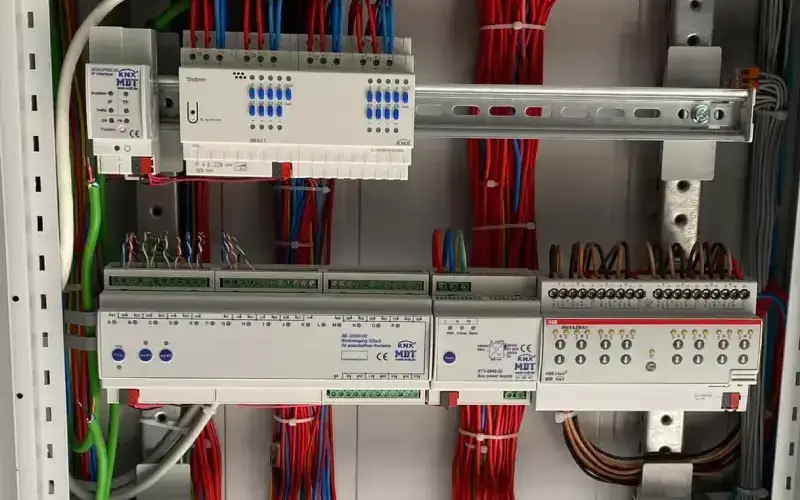Image d'une tableau électrique comprenant des modules KNX